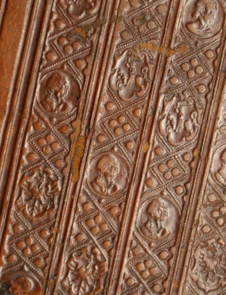 Plik:Kratka ornamentalna wzbogacona medalionami portretowymi i herbami na radełkowej oprawie renesansowej, ok. poł. XVI w., mały plik.jpg