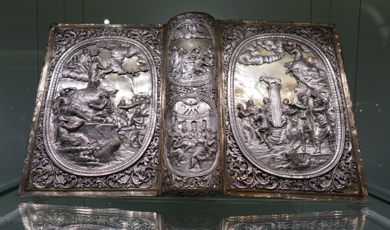 Plik:Repusowanie, Oprawa złotnicza z m.in. repusowaną dekoracją, prawdop. Niemcy, kon. XVII w., MNWr, Wrocław, fot. A. Wagner.jpg