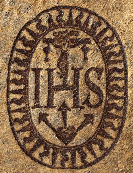 Plik:Serce z trzema gwoździami pod chrystogramem w medalionie na oprawie polskiej z XVII w., BWSD Włocławek, fot. P. Kurek.jpg