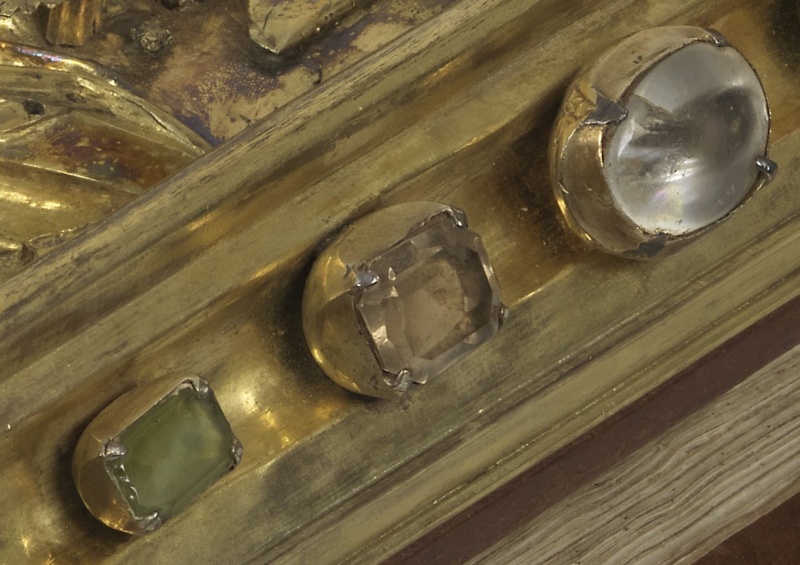 Plik:Kameryzowanie, kameryzowane kamienie szlachetne w złotniczej oprawie ewangeliarza, Niemcy, ok. poł. XII w., fot. wg. einbaende.digitale-sammlungen.de .jpg