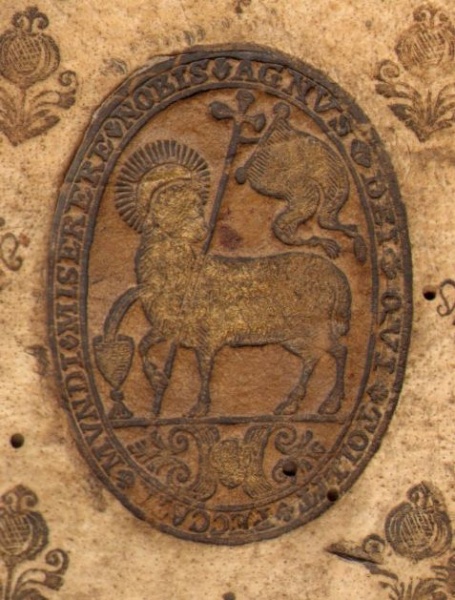 Plik:Podkładka papierowa, Medalion owalny z motywem Baranka Bożego na podkładce papierowej, Polska, Kraków, ok. 1610, zb. prywatne, fot. A. Wagner.jpg