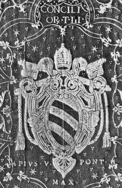 Plik:Tiara i klucze św. Piotra nad herbem papieża Piusa V na oprawie rzymskiej, 1567 r., wg Fürstenberg, De Marinis 1966.jpg