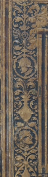 Plik:Kandelabrowy ornament z arabeską i medalionami all antica w dekoracji radełkowej, Poznań, poł. XVI w..jpg
