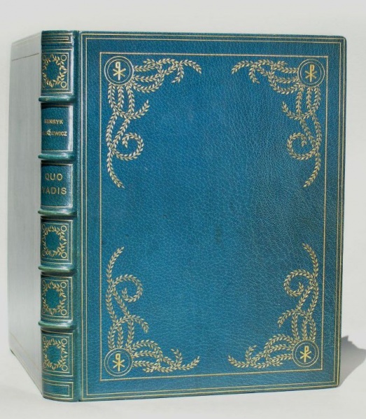 Plik:Narożniki w formie ozdobników floralnych z medalionami monogramowymi na oprawie Quo vadis H. Sienkiewicza, Jana Recmanik, przed 1949, fot. wg Pokorzyńska 2014.jpg