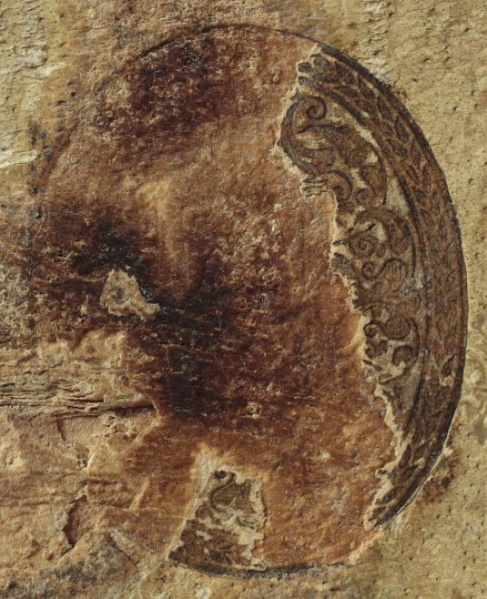 Plik:Podkładka papierowa, Przykład silnego uszkodzenia podkładki papierowej z motywem medalionu ornamentalnego, Polska, 2 poł. XVI w., BWSD Włocławek, fot. P. Kurek.jpg