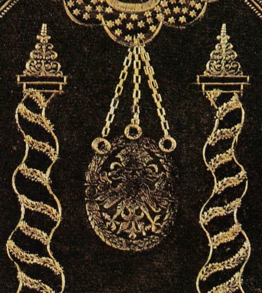 Plik:Łańcuszkowy ornament., Przykład zastosowania orn. łańcuszkowego jako imitacji biżuteryjnych łańcuchów, do których podwieszony jest medalion, Niemcy, 1682, wg Mazal 1990.jpg