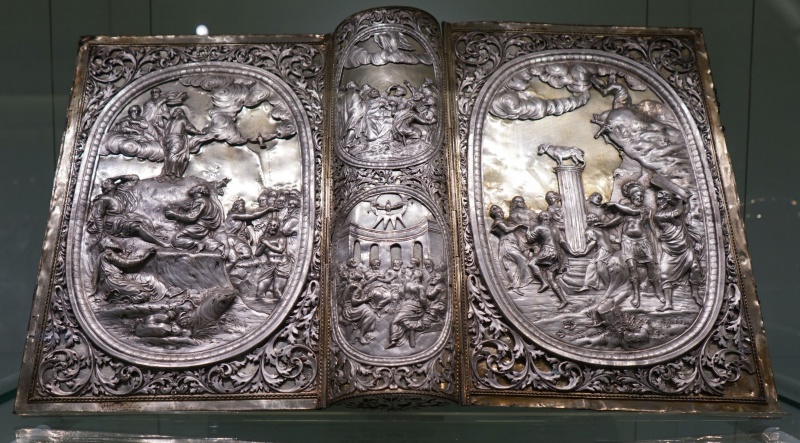 Plik:Figuralna dekoracja barokowa na złotniczej oprawie Biblii, Norymberga lub Dolny Śląsk, po 1692 r., MNWr, fot. A. Wagner.jpg