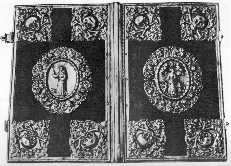 Plik:Makabryczne oprawy, Oprawa księgi liturgicznej z czaszkami i piszczelami na narożnych okuciach, Wilno, XVII w., wg Laucevicius 1976.jpg