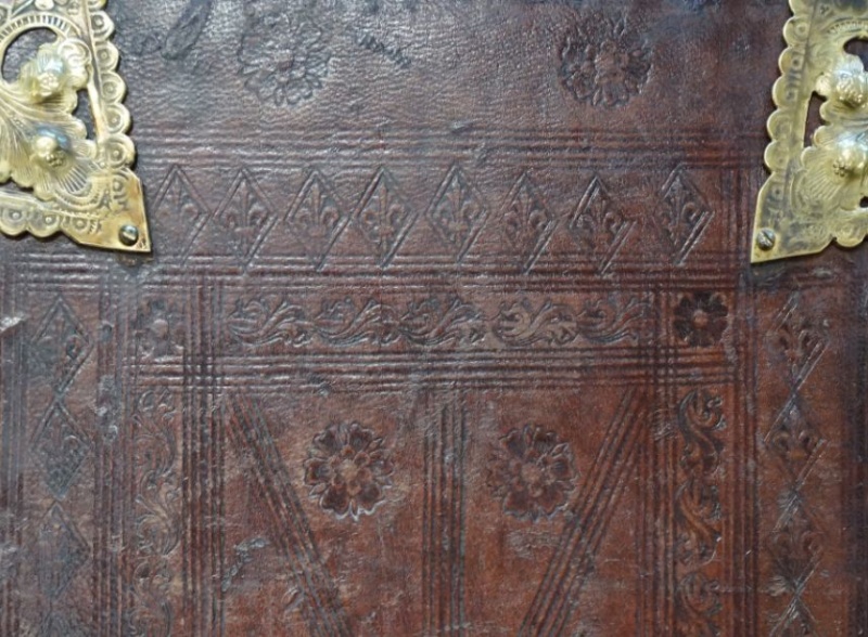 Plik:Floralna dekoracja, Rozety, lilie, wzór arbor vitae oraz motywy floralne na okuciach oprawy gotyckiej, kon. XV - pocz. XVI w..jpg