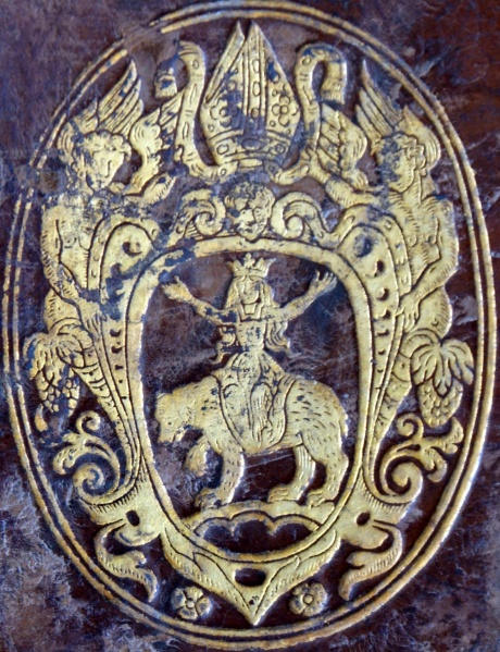 Plik:Niedźwiedź, Niedźwiedź niosący pannę w herbie Rawicz bpa Pawła Wołuckiego, ok. 1600 r., BTNP Płock, fot. A. Wagner.jpg