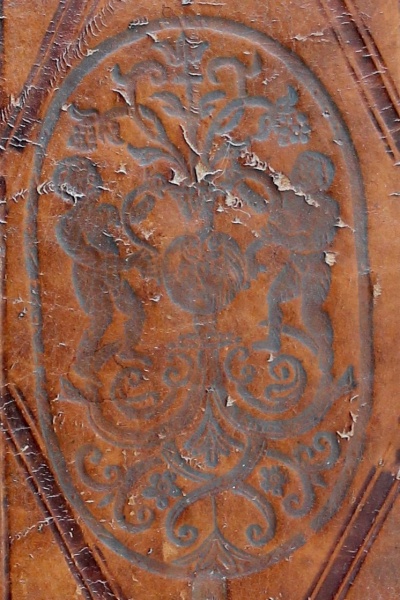 Plik:Putto, Putta trzymające wazę, plakieta na oprawie renesansowej, ok. poł. XVI w., BWSD Hosianum, Olsztyn, fot. A. Wagner.jpg