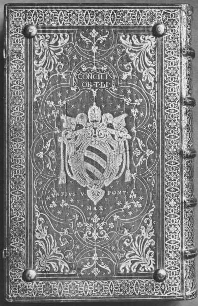 Plik:Liść podbiału II, Motywy liścia podbiału w narożach zwierciadła oprawy rzymskiej, przed 1572, wg Fürstenberg, De Marinis 1966.jpg