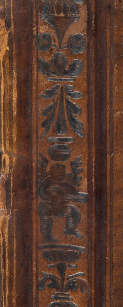 Plik:Groteska, Eementy groteskowe w dekoracji radełkowej na renesansowej oprawie wrocławskiej, 1529, fot. wg Wagner, Madajewska, Mazerska 2018.jpg