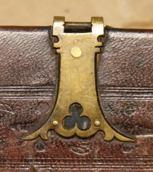 Plik:Maswerkowa forma zapięcia mosiężnego na oprawie gotyckiej, Biblioteka Raczyńskich, Poznań, fot. A. Wagner.jpg