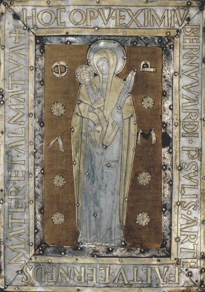 Plik:Inskrypcje na złotniczej oprawie Ewangeliarza Bernwarda, pocz. XI i kon. XII w., Hildesheim, skarbiec katedralny, fot. wg Ganz 2015.jpg