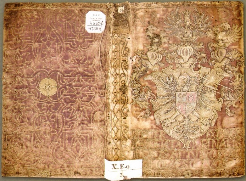 Plik:Haftowane oprawy, Haftowana oprawa z superekslibrisem Mikołaja Radziwiłła czarnego, prawdopodobnie Wilno, po 1552, fot. wg Nikałajew 2009.jpg