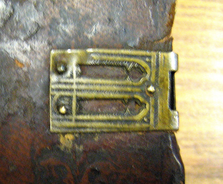 Plik:Maswerk, Maswerkowa forma zapięcia mosiężnego na oprawie gotyckiej, BUAM Poznań, fot. A. Wagner.jpg