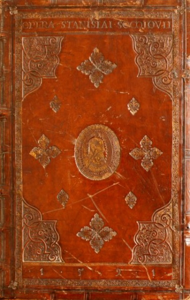 Plik:Narożniki w formie ćwierćmedalionów na polskiej oprawie o dekoracji orientalizującej, 4 ćw. XVI w., BJ Kraków, fot. A. Wagner.jpg