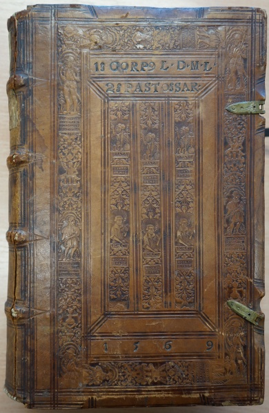 Plik:Radełkowe oprawy II, Typowy przykład radełkowej oprawy z epoki renesansu, XVI w., WBP Książnica Kopernikańska, Toruń, fot. A. Wagne(.jpg