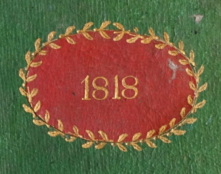 Plik:Wieniec, Wieniec ze stylizowanych gałązek oliwnych na oprawie klasycystycznej z 1818 r., BTNP Płock, fot. A. Wagner.jpg