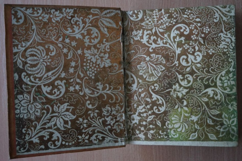 Plik:Floralna dekoracja, Floralny ornament na papierze dekoracyjnym (tzw. brokatowym) użytym na wyklejkę, XVIII w..jpg