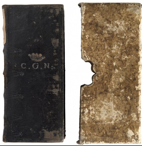 Plik:Futerał kartonowy oklejony papierem klajstrowym, chroniący modlitewnik, prawdopododbnie Królewiec, 1774, fot. wg Wagner, Madajewska, Mazerska 2018.jpg