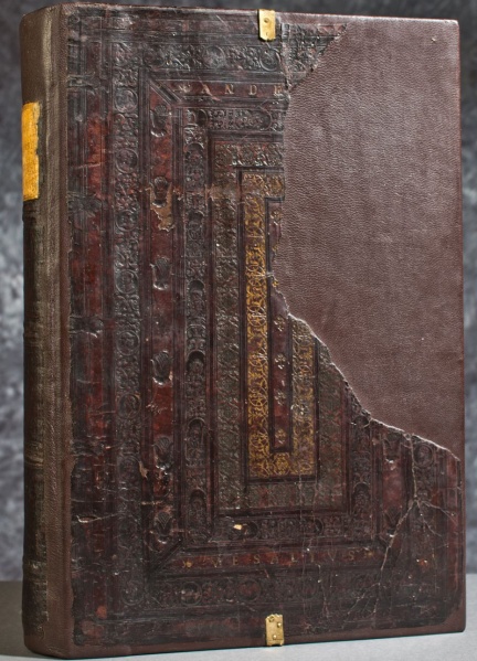 Plik:Monumenta, Oprawa dzieła Vesaliusa prawdopodobnie z księgozbioru Zygmunta Augusta, Mistrz Dawid, Kraków, między 1545 a 1547; Osolineum Wrocław, fot. wg Sidorowicz-Mulak, Wagner 2015.jpg