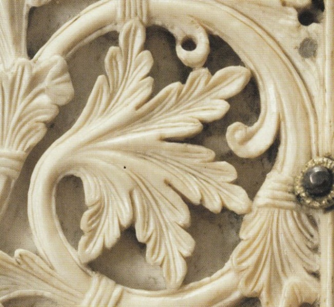Plik:Liść, Liść akantu w obrębie wici na plakietce z kości słoniowej, oprawa ewangeliarza, IX w., fot. wg Ganz 2015.jpg