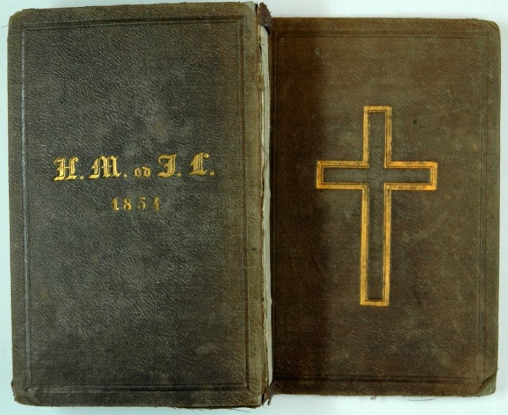 Plik:Krzyż, Krzyż na górnej okładzinie oprawy modlitewnika, Polska lub Francja, 1854 r., BPP, fot. A. Wagner.jpg