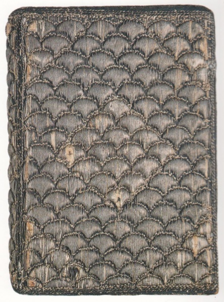 Plik:Łuskowy ornament na oprawie haftowanej srebrnymi nićmi, Francja, XVII w., fot wg Coron, Lefèvre 1995.jpg