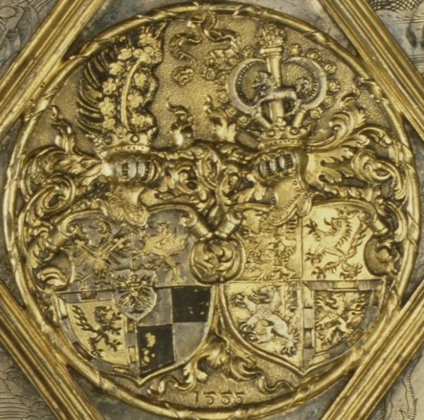 Plik:Klejnot, Dwa klejnoty w herbie ks. Albrechta Pruskiego i ks. Anny Marii, na oprawie ze Srebrnej Biblioteki, 1555 r., fot. wg Tondel, Wagner 2019.jpg