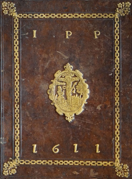 Plik:Łańcuszkowy ornament w obramieniu manierystycznej oprawy czeskiej lub dolnośląskiej, 1611, BTNP Płock, fot. A. Wagner.jpg