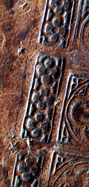 Plik:Maswerk, Maswerkowe formy obramienia zwierciadła oprawy kolońskiej, lata 70.80 XIV w., BUMK Toruń, fot. A. Wagner.jpg