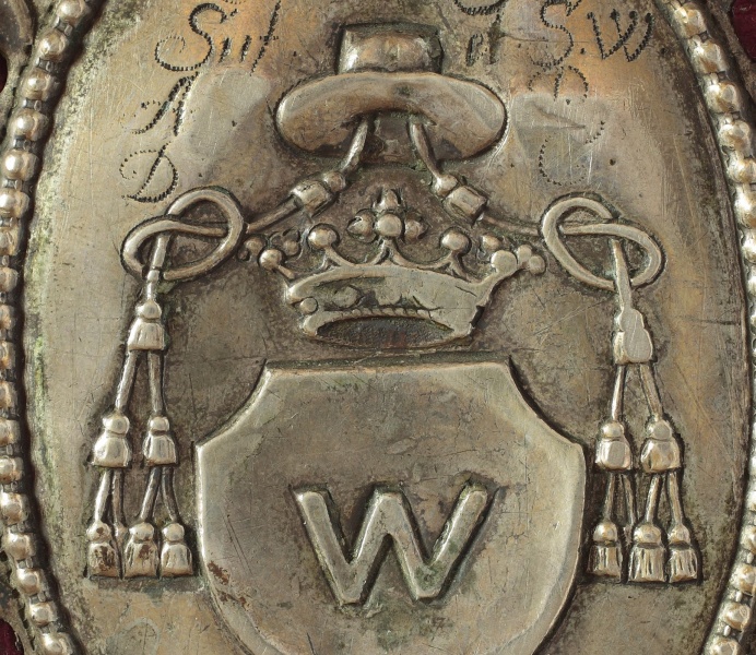 Plik:Insygnia kościelne 2.jpg